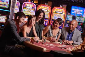 Dealer profesional chas4d Live Casino memandu permainan Baccarat secara langsung untuk pengguna Indonesia